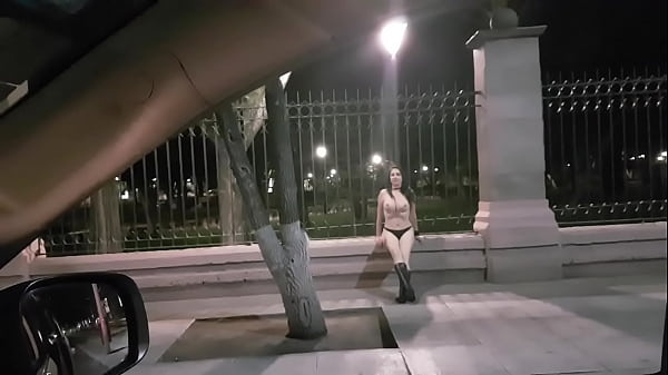 Me paseo desnuda enseñando las tetas por la ciudad de Queretaro