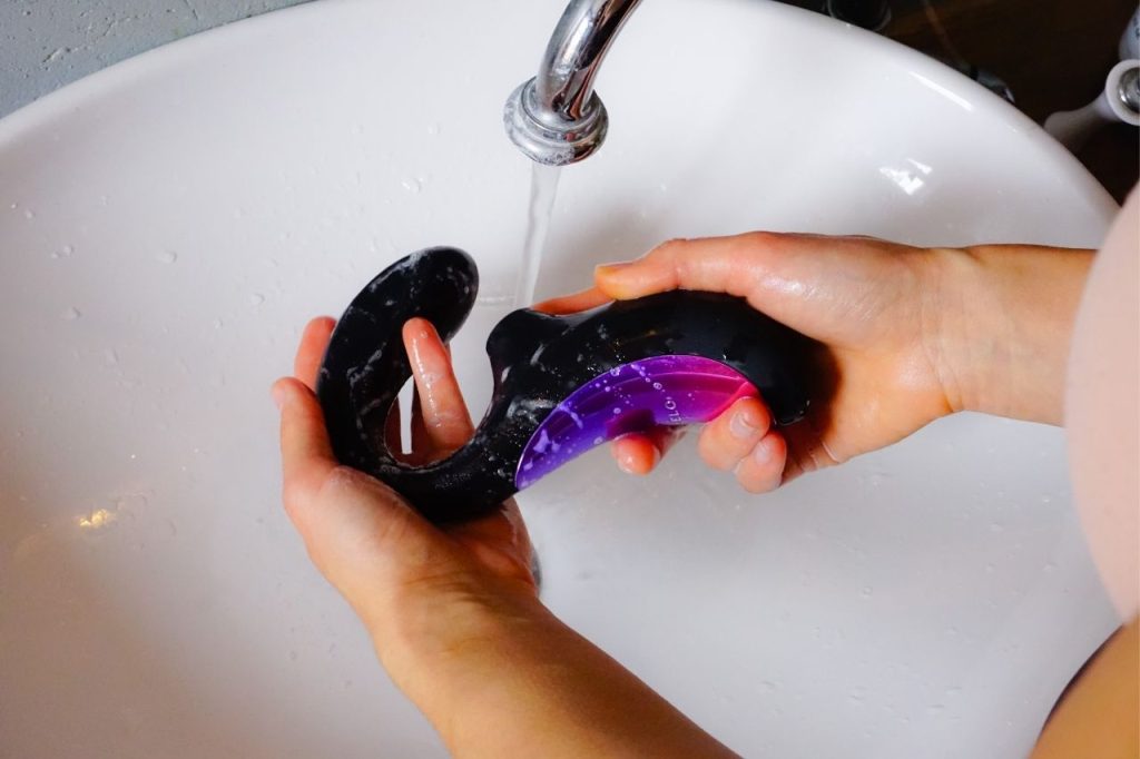 lavage d'un stimulateur de point G après utilisation en couple