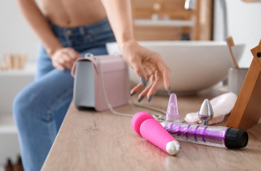 femme attrapant un sextoy
